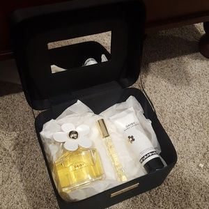 Brand new 3.4oz Daisy by Marc Jacobs perfume